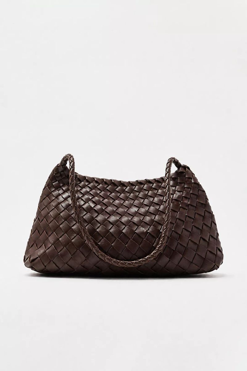 Calla woven shoulder bag in the colour chocolate 